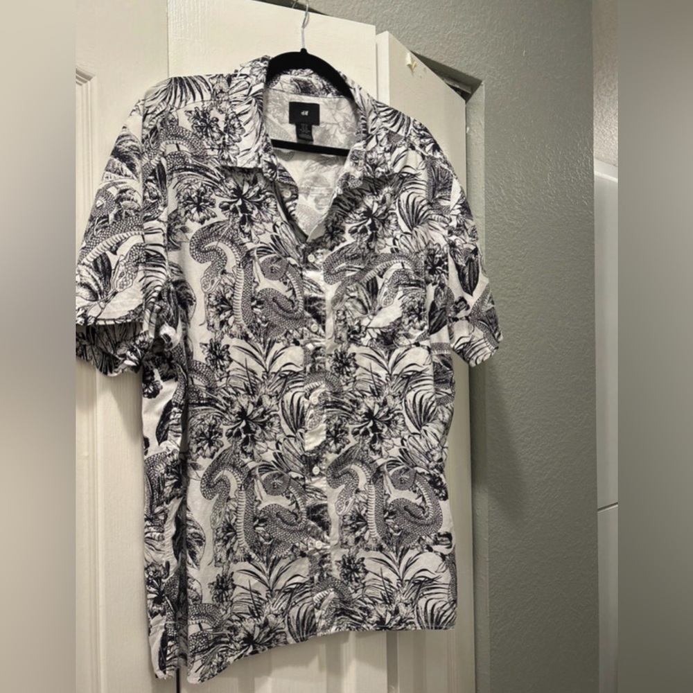 H&M Black and White Tropical Print Short-Sleeve Button-Down Shirt